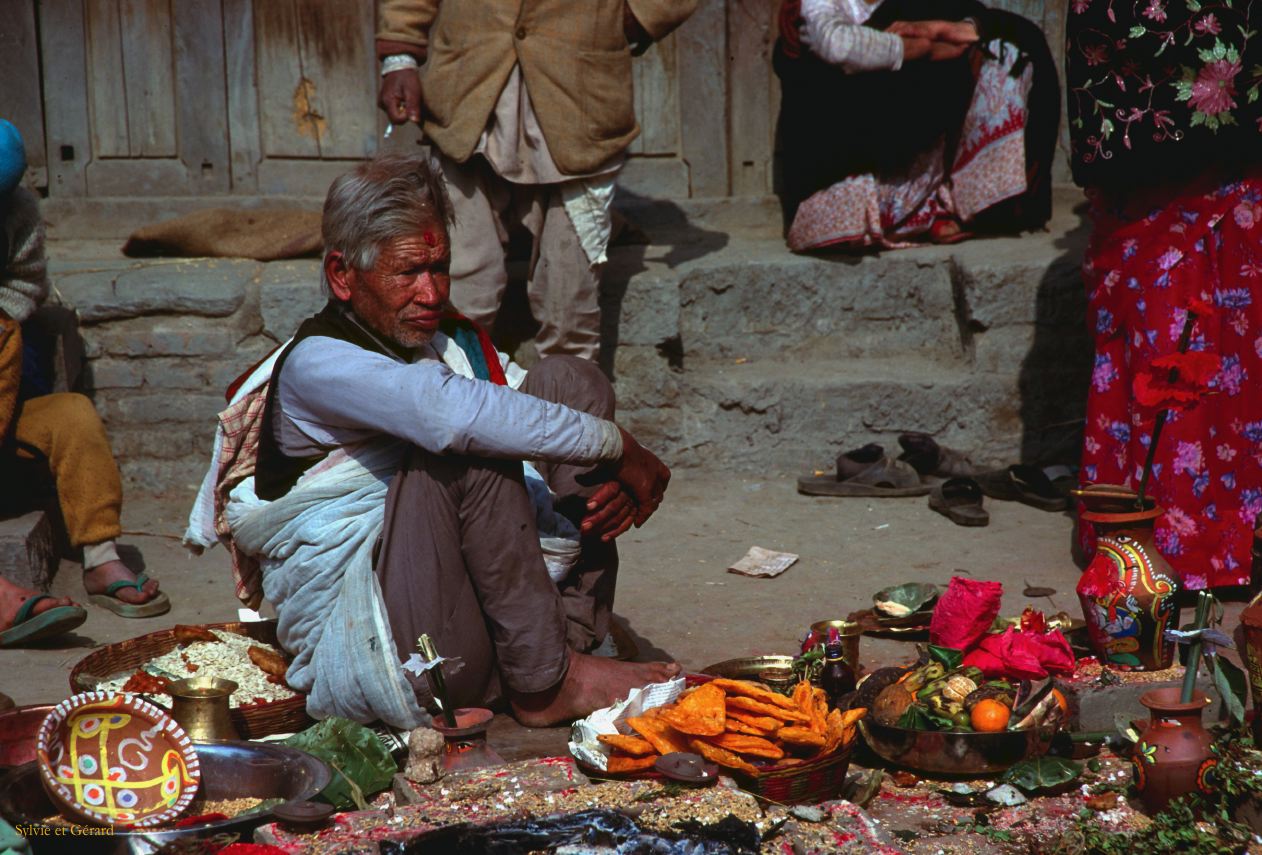Bhaktapur un des 3 mariages des jeunes filles Newar Nepal 1993-153