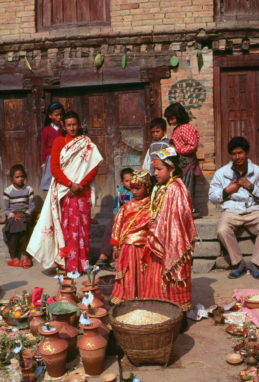 Bhaktapur un des 3 mariages des jeunes filles Newar Nepal 1993-155