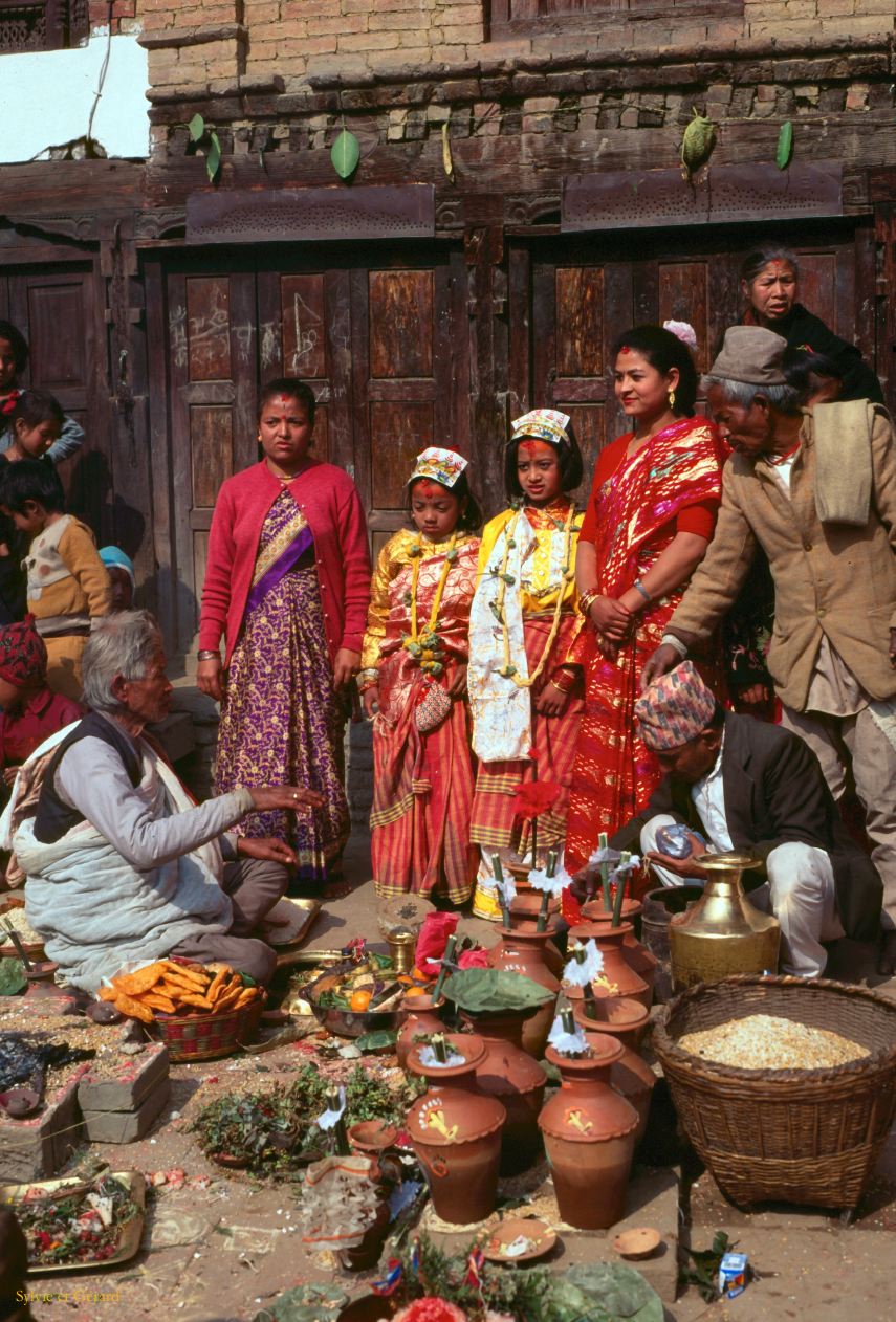 Bhaktapur un des 3 mariages des jeunes filles Newar Nepal 1993-156