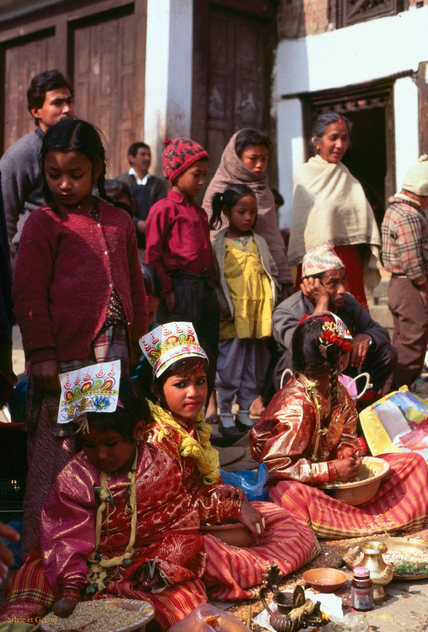 Bhaktapur un des 3 mariages des jeunes filles Newar Nepal 1993-157