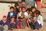 Sangkhu Namo Buddha au retour du monastère après crevaison stop dans un petit village  Nepal 1993-293