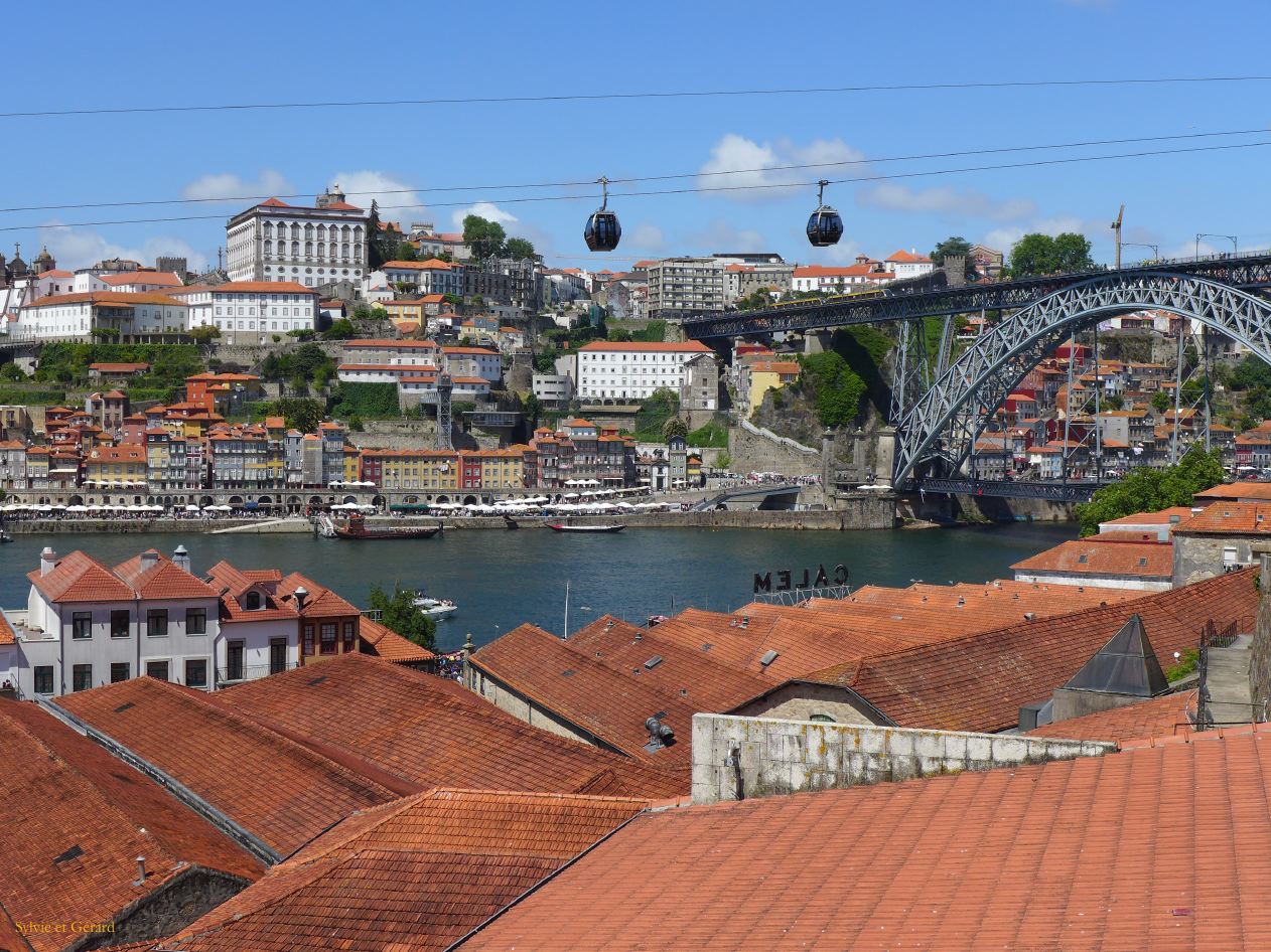 101 Vila Nova de Gaia le téléphérique et les toits de Gaia  P1380477