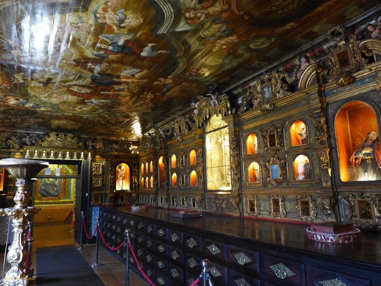 047 Porto Clerigos igreja das Carmelitas sacristie  P1360980