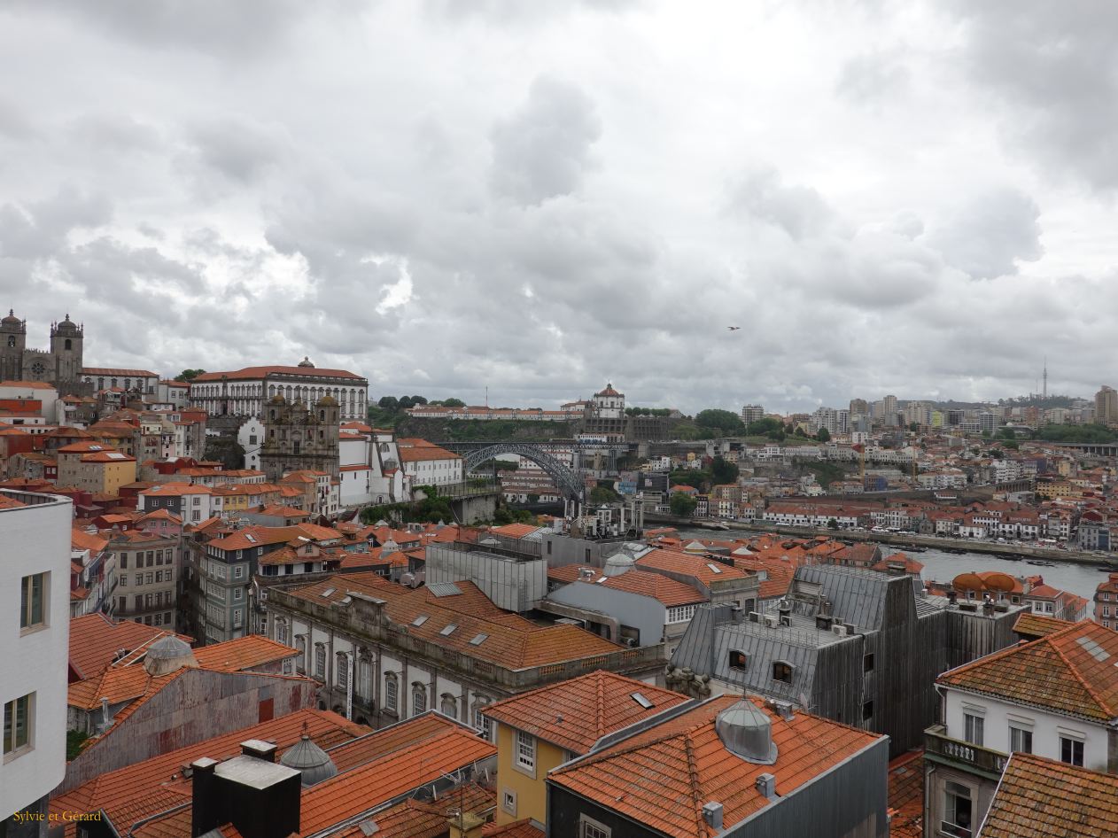 080 Porto de Clerigos au Douro DSC09709