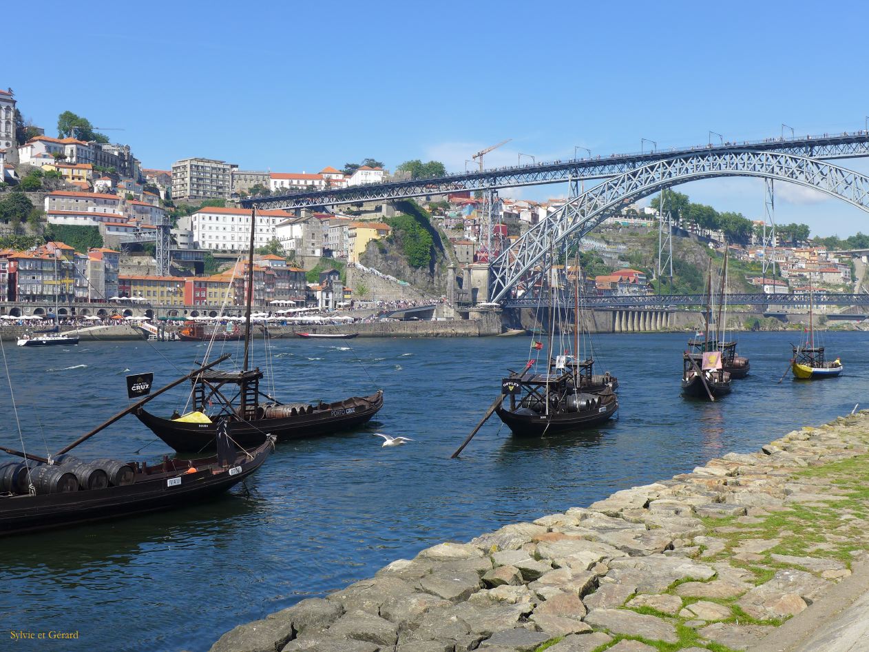 092 Vila Nova de Gaia le Douro et les bateaux  P1360926