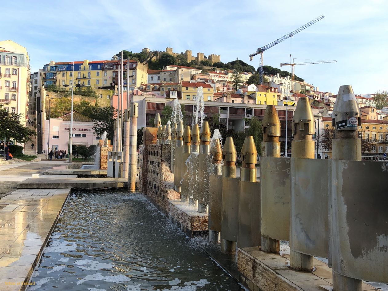 10 Lisbonne Alfama de la Praça do Martim Moniz vue sur le Castelo Sao Jorge   