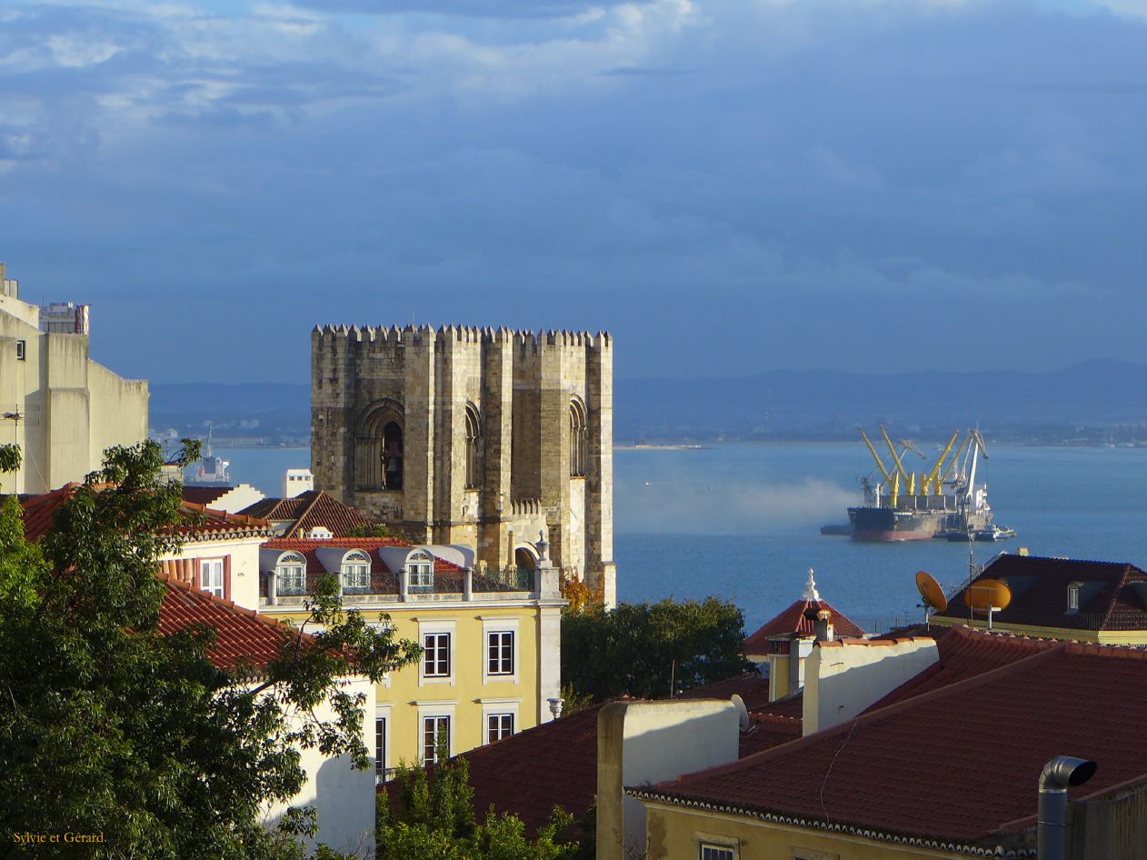 19 Lisbonne Alfama la Cathédrale et le Tage 