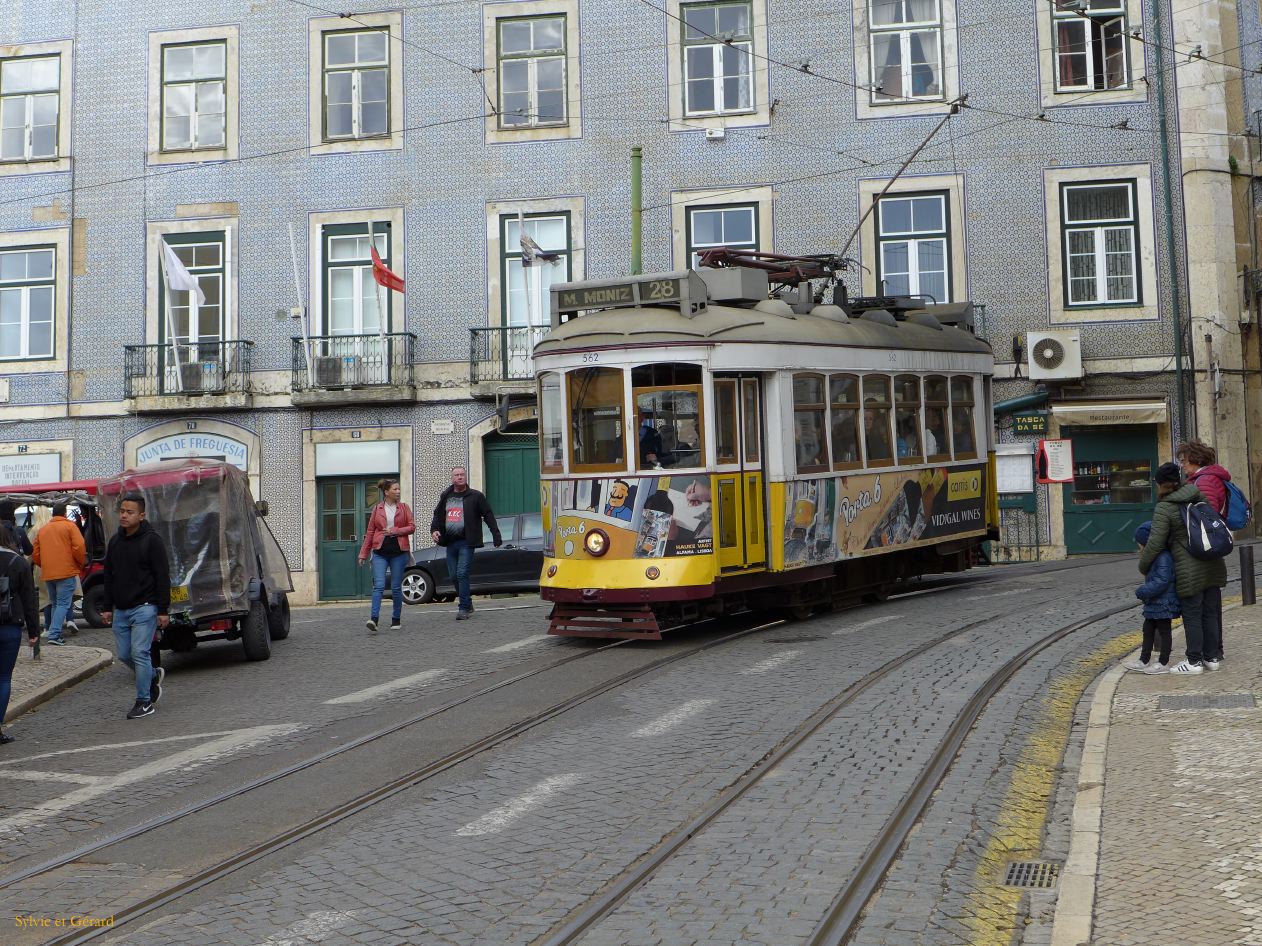 21 Lisbonne Alfama tramway devant la Cathédrale 