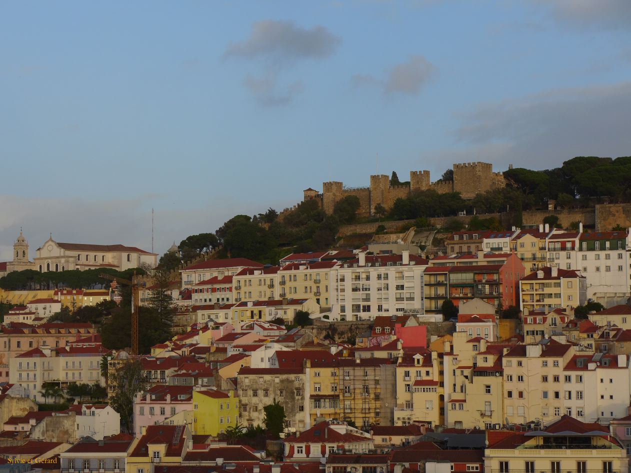 30 Lisbonne Elevator de Santa Justa vue sur le Castelo de Sao Jorge 