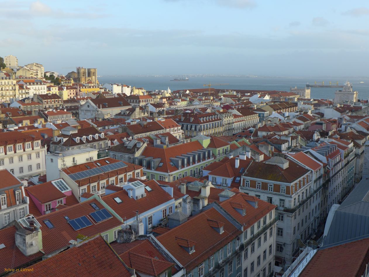 31 Lisbonne Elevator de Santa Justa vue sur la Cathédrale Sé et sur le Tage