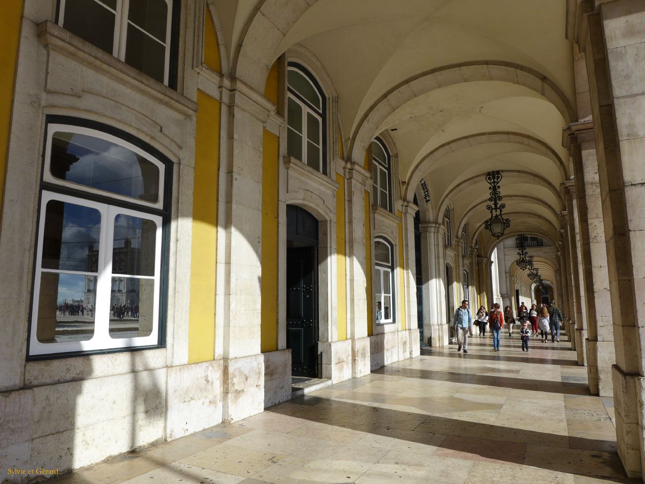 37 Lisbonne Praça do Comercio les arcades 