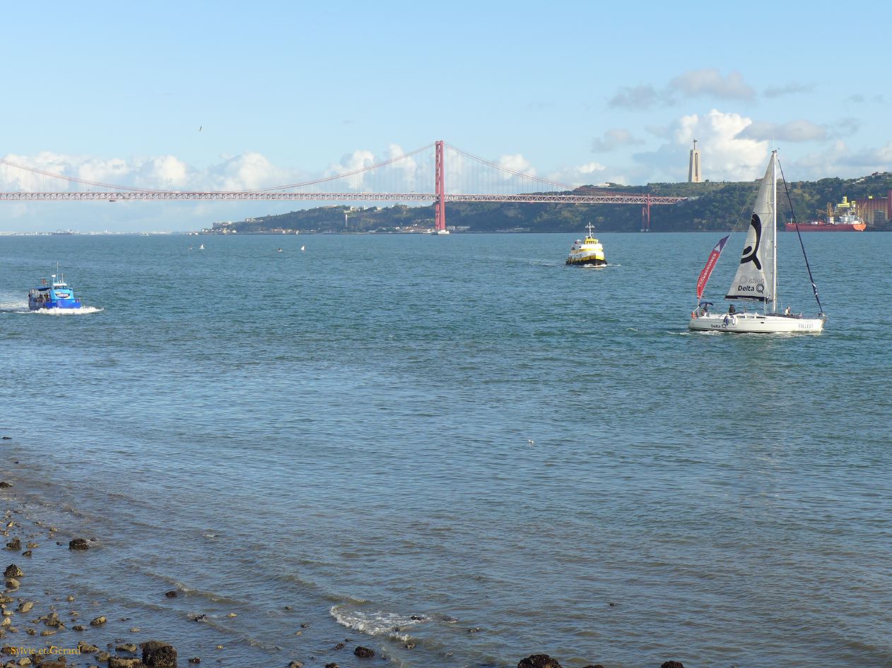 43 Lisbonne Belem la Torre vue sur le Tage et le pont du 25 avril  