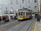 21 Lisbonne Alfama tramway devant la Cathédrale 