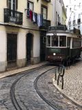 03 Lisbonne Alfama le tramway qui monte et descend dans les petites rues  