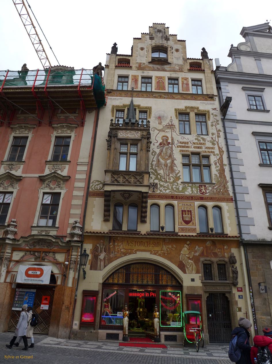 017 Prague Vieille Ville la place - maison Storch - fin 19e - St Venceslas à cheval  