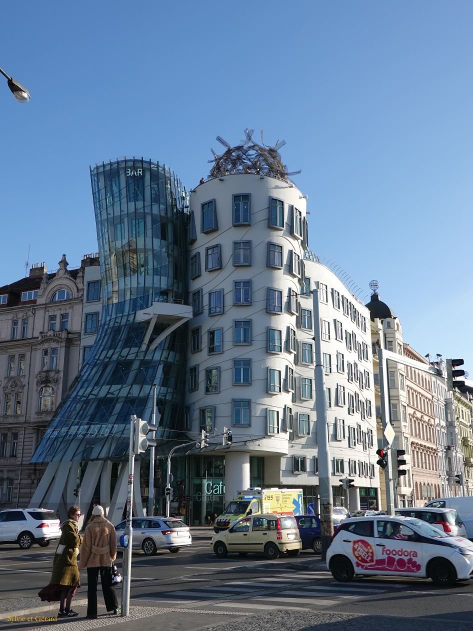 030 Prague Ville Nouvelle la Maison qui danse de Frank Gehry 