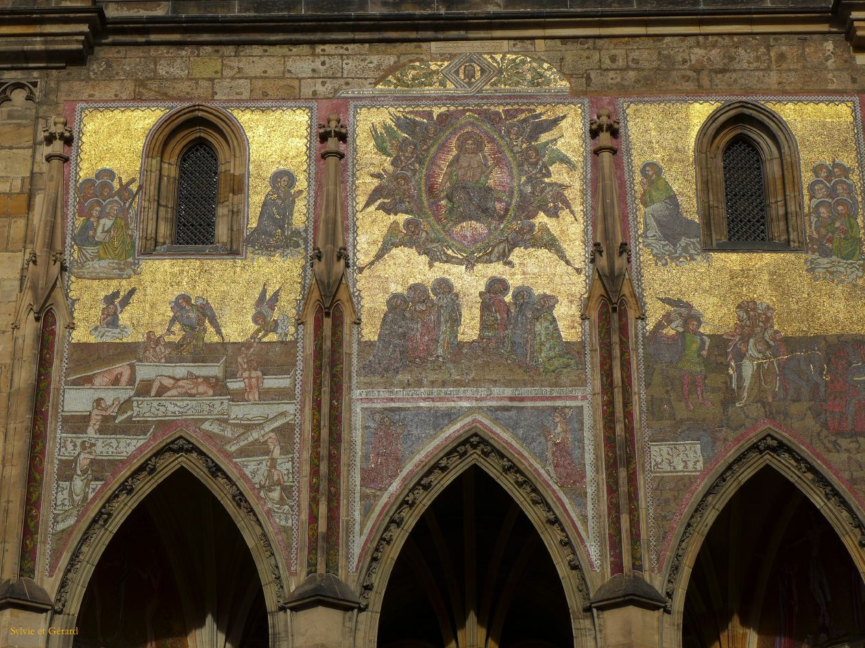 076 Prague Mala Strana la cathédrale St Guy - extérieur - la porte d'Or - mosaïque du Jugement Dernier 