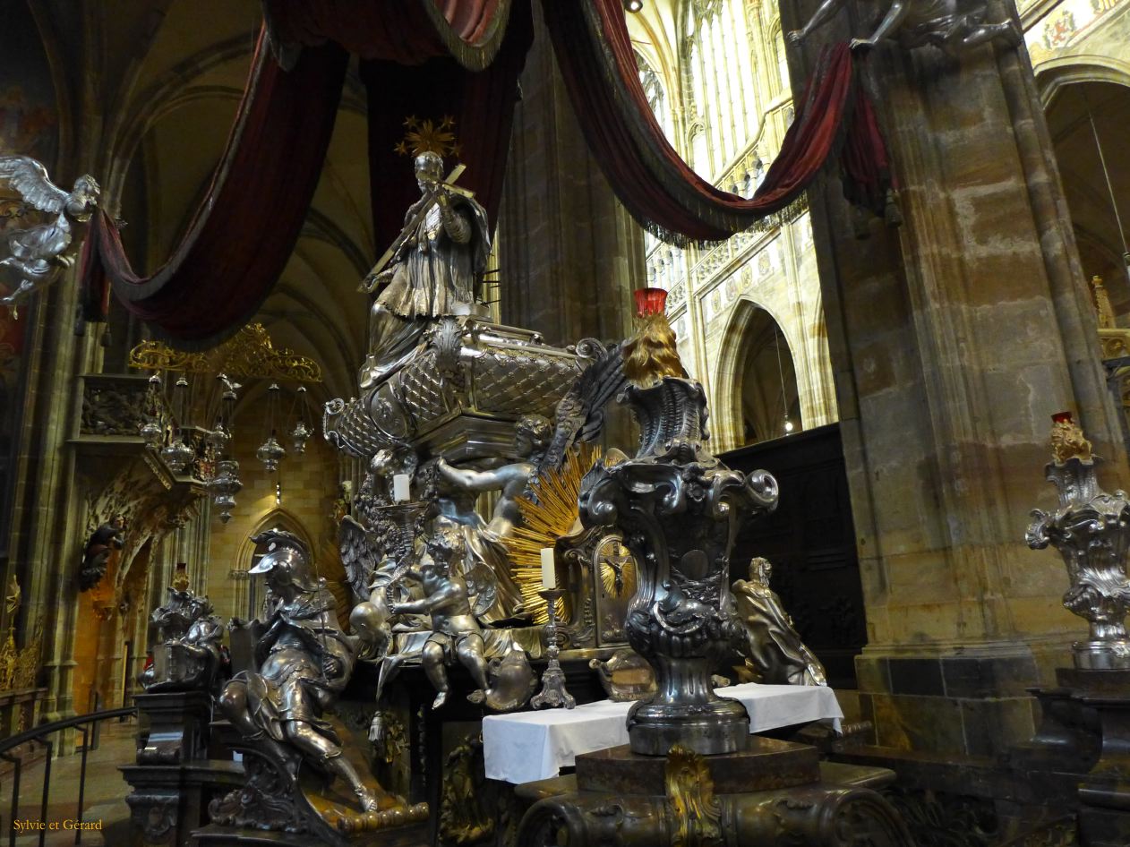 078 Prague Mala Strana la cathédrale St Guy - intérieur -  le tombeau de St Jean De Népomucène en argent massif 