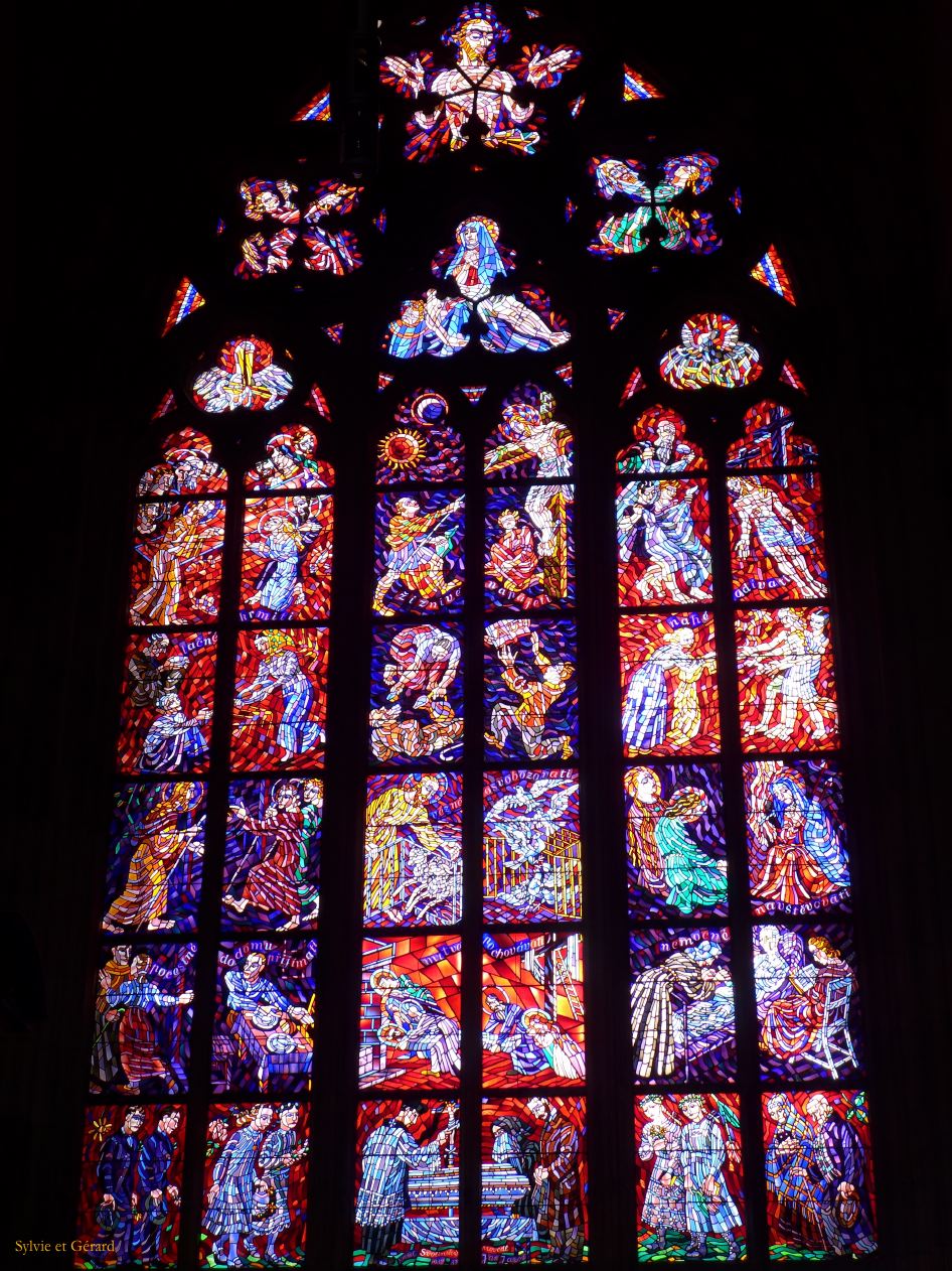 079 Prague Mala Strana la cathédrale St Guy - intérieur -  les vitraux 