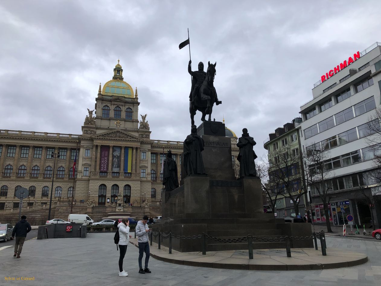 095 Prague Ville Nouvelle Vaclavské namesti ( place Venceslas ) musée national et statue de Venceslas 