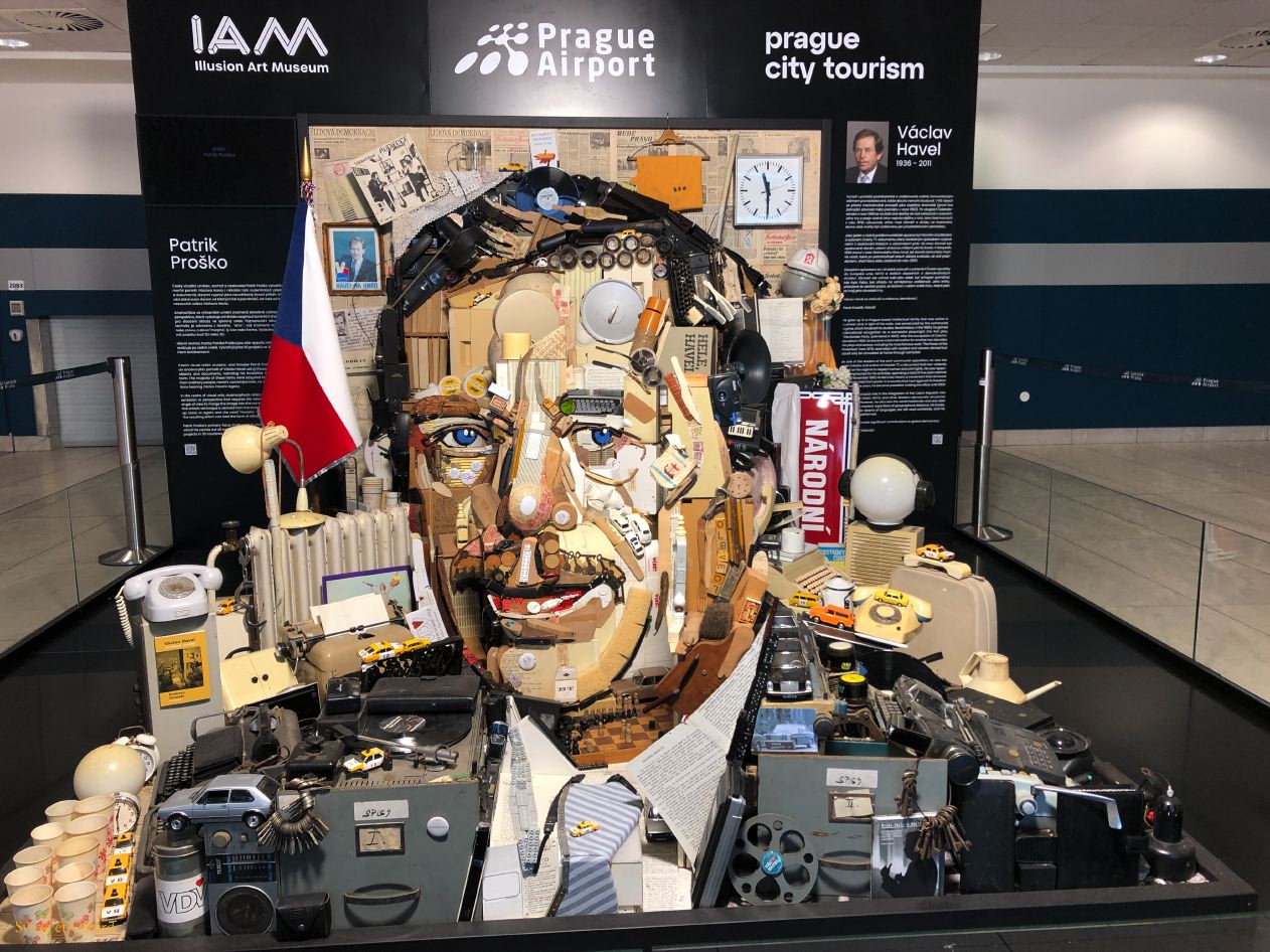 099 Vaclav Havel par le musée de l'illusion à l'aéroport