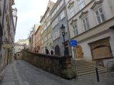 068 Prague Mala Strana le escaliers montant au château 