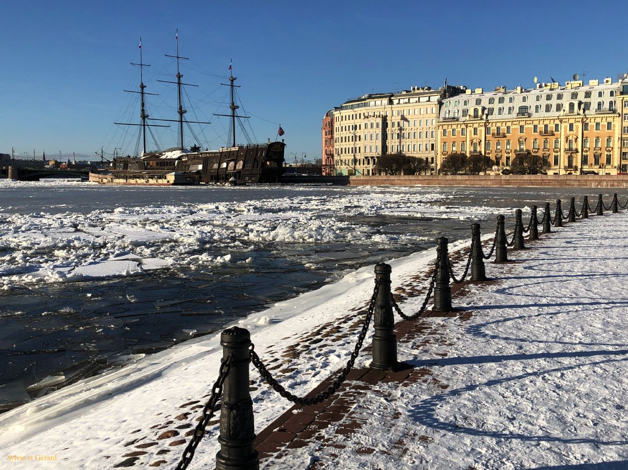 10 Saint Pétersbourg la Néva gelée 