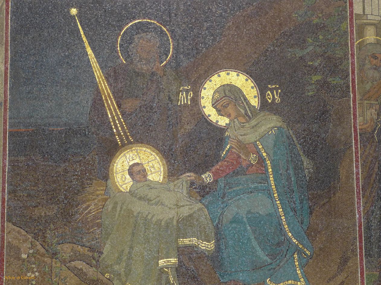 101 Saint Pétersbourg Eglise St Sauveur du Sang Versé. La majorité des représentations figurent des scènes bibliques 