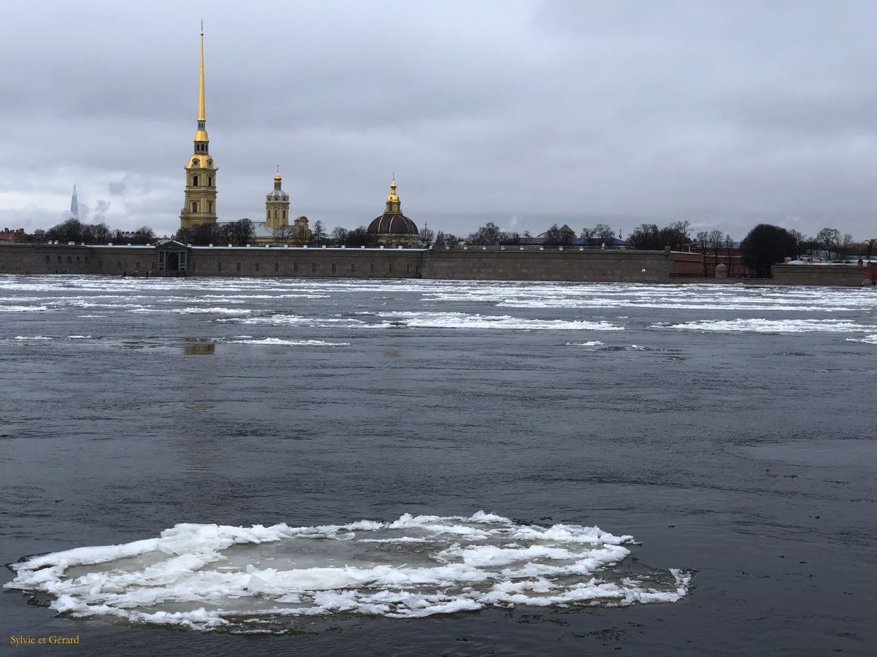 110 Saint Pétersbourg la Néva vue sur la forteresse Pierre et Paul