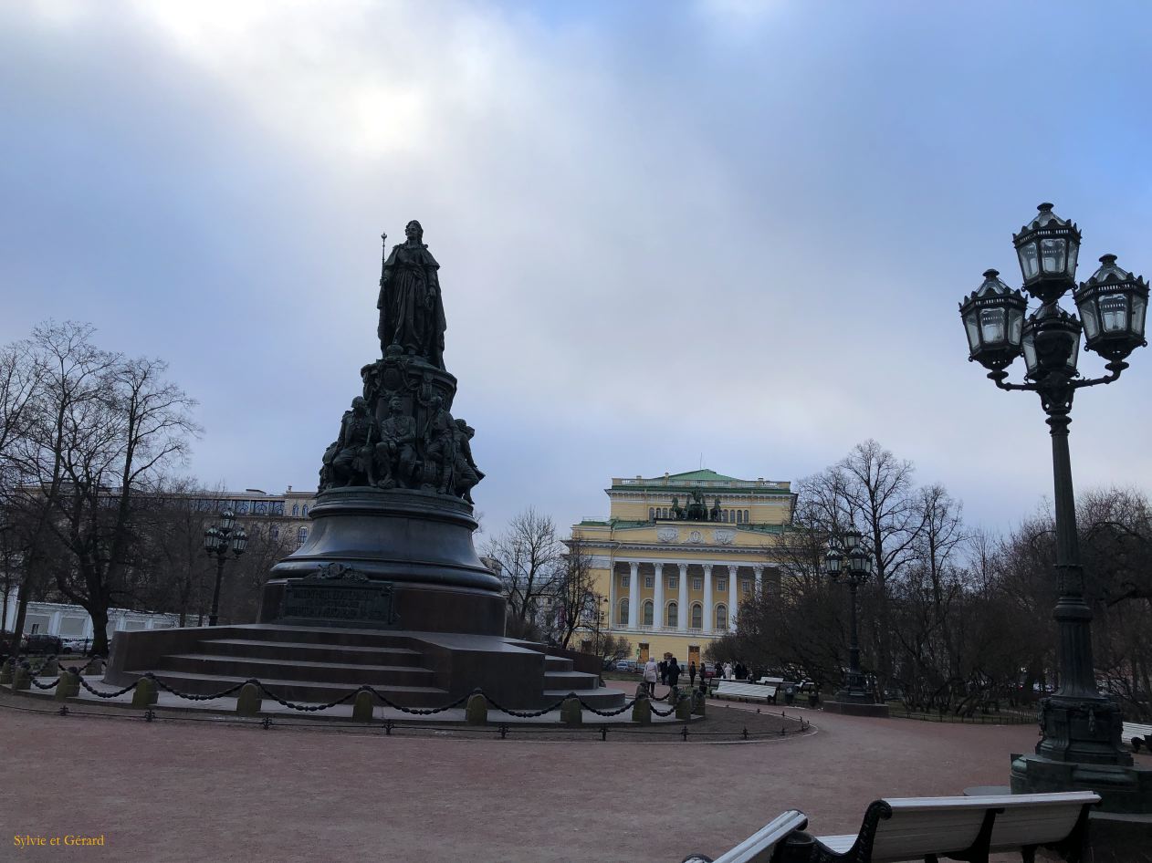 115 Saint Pétersbourg Perspective Nevsky statue de Catherine la Grande