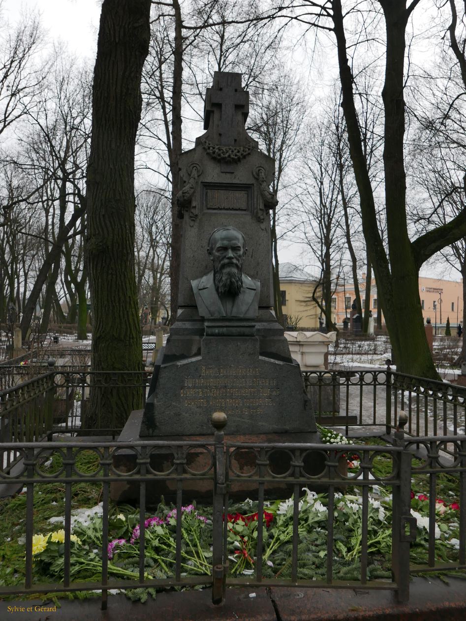 123 Saint Pétersbourg la Laure Alexandre Nevsky tombe de Dostoïevski 