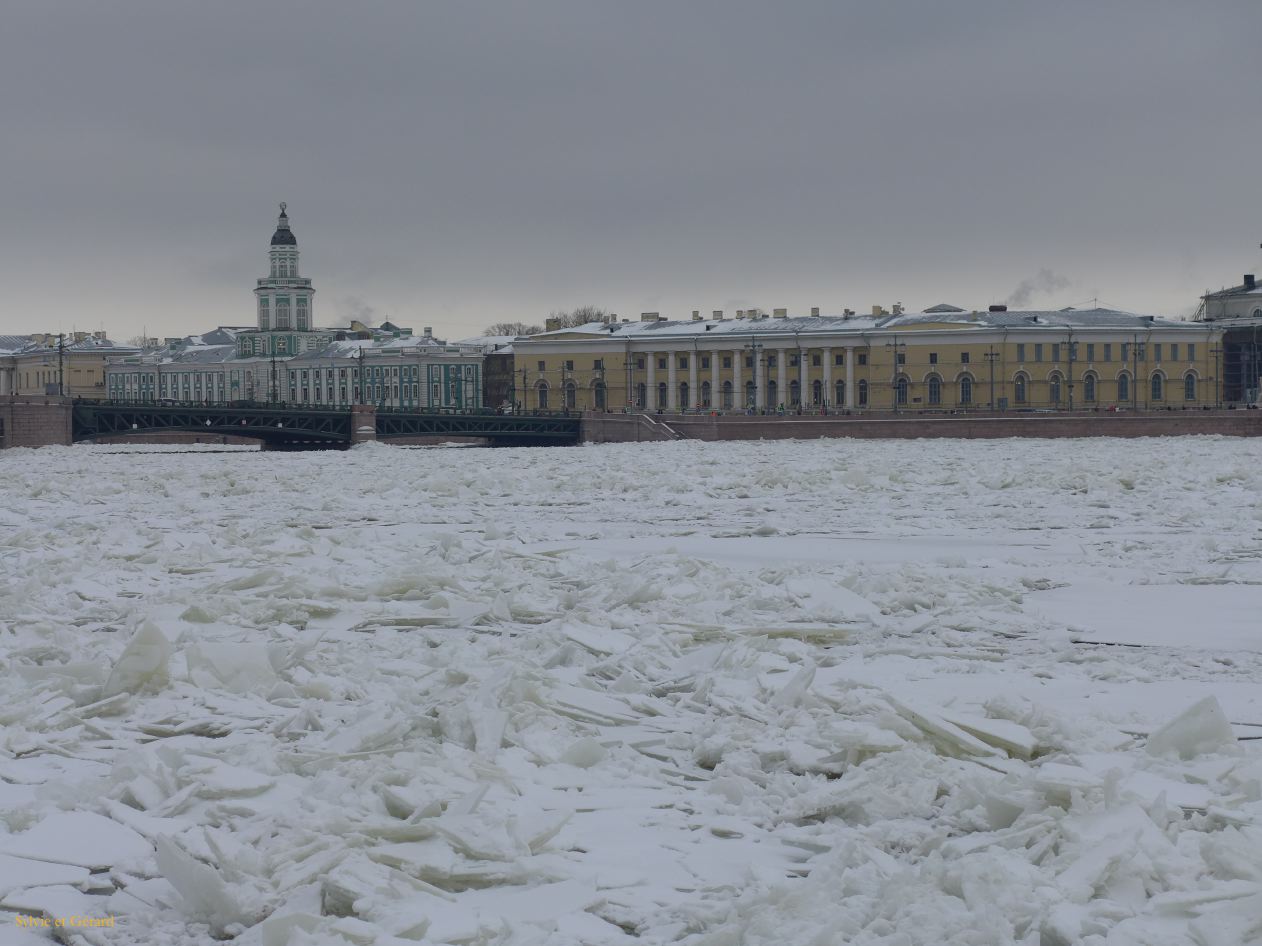 16 Saint Pétersbourg la Néva gelée le pont Dvortsovy 