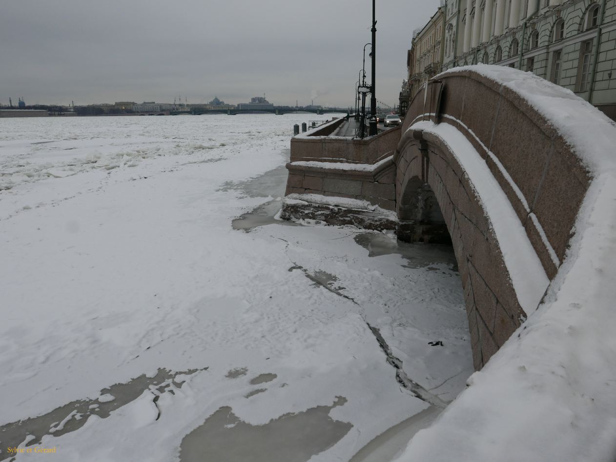 18 Saint Pétersbourg la Néva gelée et le pont de l'Ermitage 