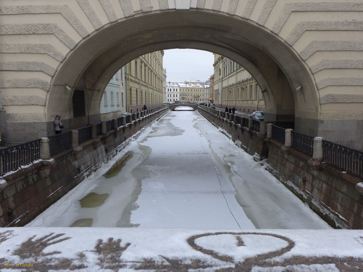 19 Saint Pétersbourg pont de l'ermitage et le canal d'hiver 