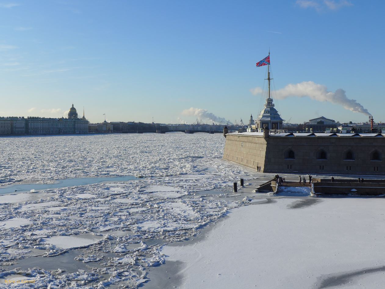 02 Saint Pétersbourg Ile Pétrogradsky Forteresse Pierre et Paul des remparts vue sur le palais de l'Ermitage de l'autre côté de la Néva 
