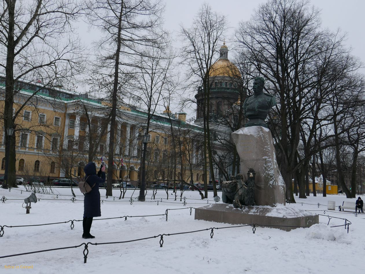 23 Saint Pétersbourg le jardin d'Alexandre monument à Nikolaï Przhevalski géographe, le premier Européen ayant rencontré la seule espèce de cheval sauvage connue, le cheval de Przewalski, auquel il donna son nom.  
