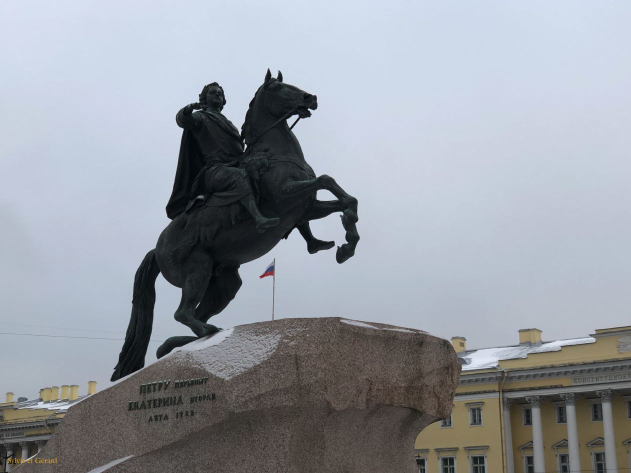 25 Saint Pétersbourg le jardin d'Alexandre et la statue de Pierre le Grand  