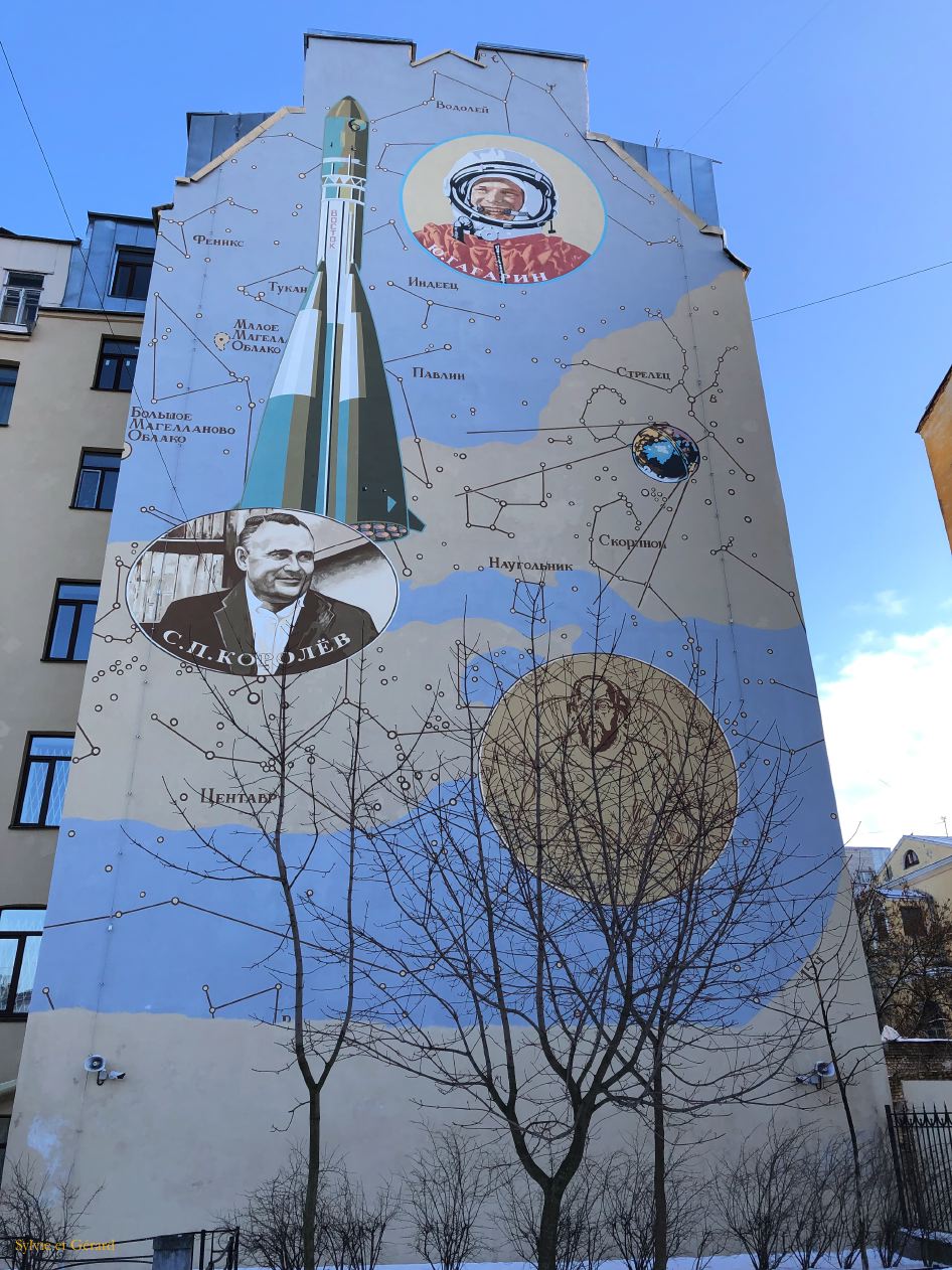 30 Saint Pétersbourg Ile Petrogradsky les fresques murales Tchkalovsky, en haut Youri Gagarine, 1er homme à effectuer un vol dans l'espace en 1961 