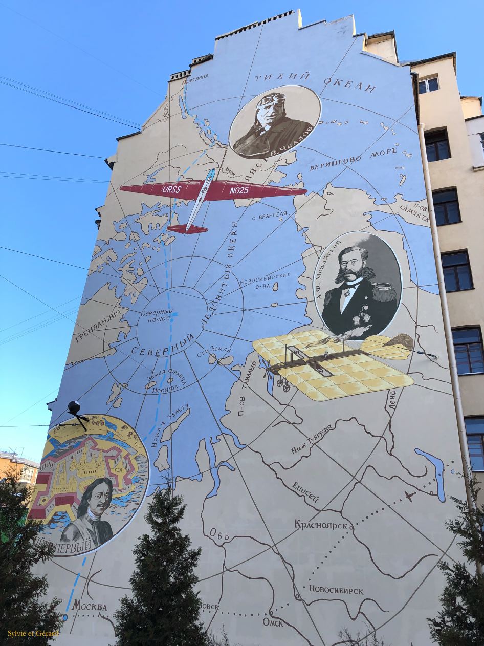31 Saint Pétersbourg Ile Petrogradsky les fresques murales Tchkalovsky, en haut l'aviateur Tchkalov et son Tupolev avec lequel il établit un record de vol sans escale entre Moscou et le Kamtchatka en 1936