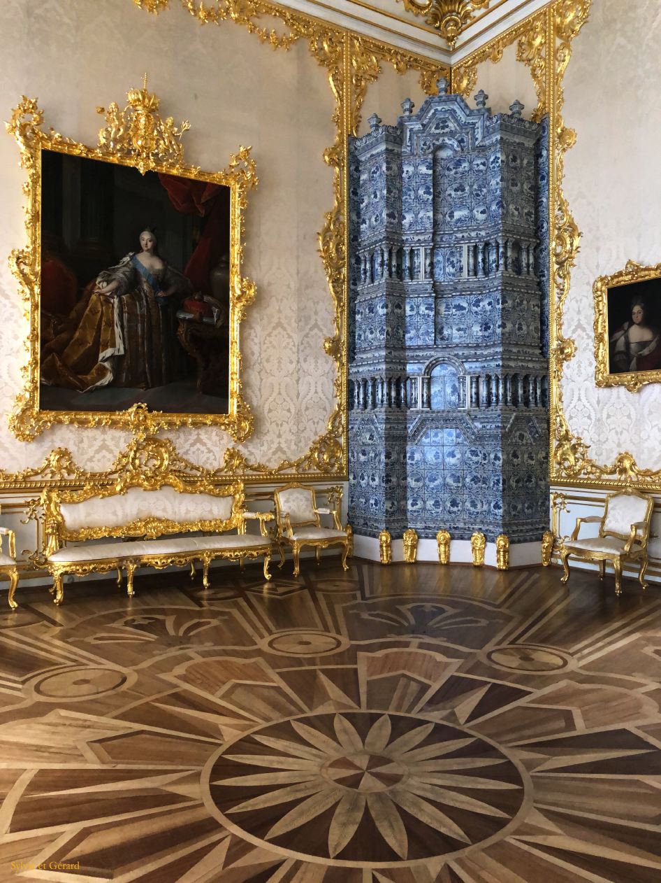 46 Pouchkine Palais de Catherine  poele en céramique dans la salle des portraits   