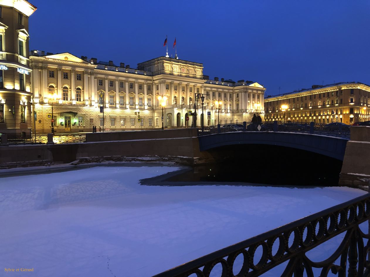 73 Saint Pétersbourg pont bleu sur la Moika et le Palais Marie de nuit 