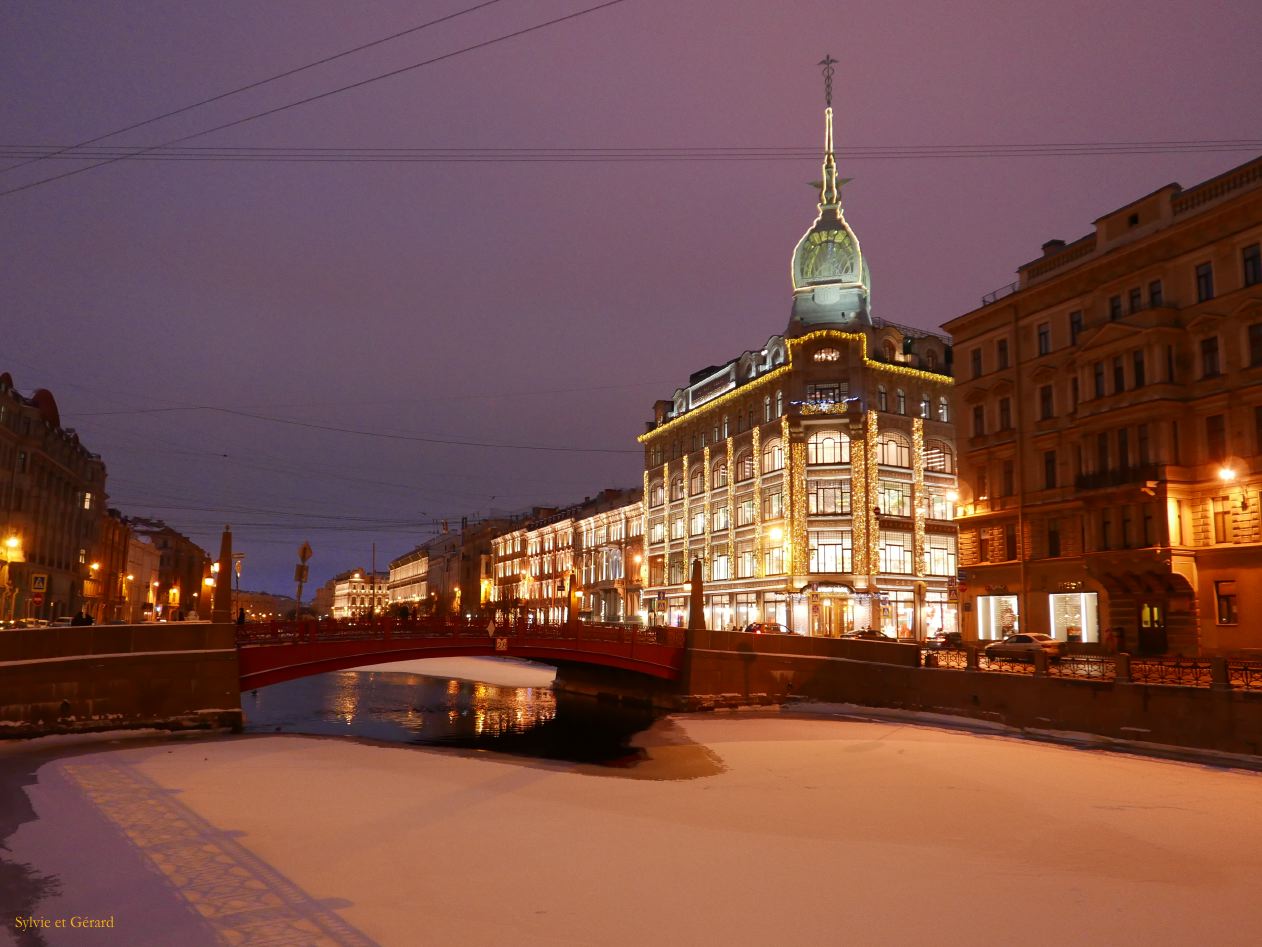 74 Saint Pétersbourg pont rouge sur la Moika de nuit