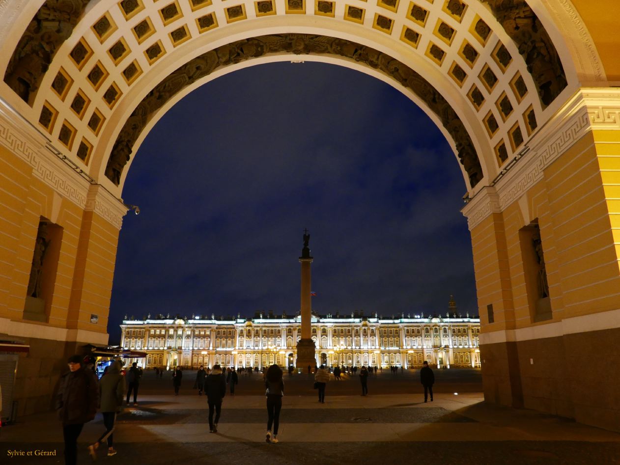 75 Saint Pétersbourg Ermitage place du Palais de nuit sous l'arc de triomphe