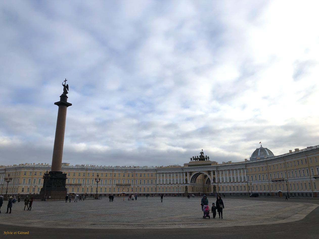 76 Saint Pétersbourg Ermitage place du Palais et bâtiment de l'Etat Major. Les 2 ailes sont reliées par un arc de triomphe surmonté du Chariot de la Victoire  
