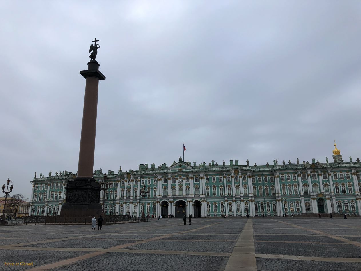 77 Saint Pétersbourg Ermitage place du Palais et la colonne Alexandre. Elle doit son nom à Alexandre 1er et commémore la victoire de 1812 sur Napoléon 