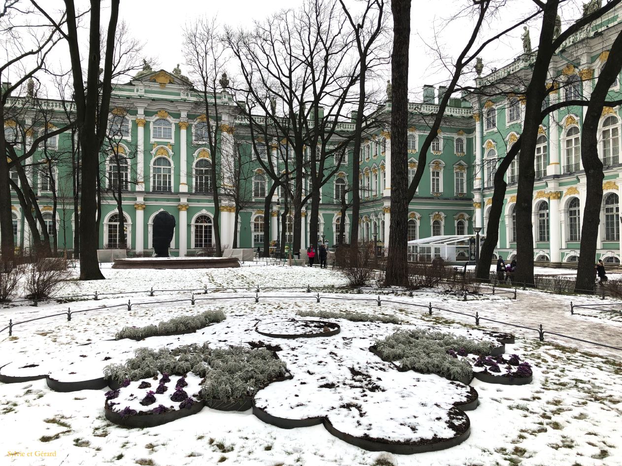 80 Saint Pétersbourg Ermitage Palais d'Hiver la cour du Palais