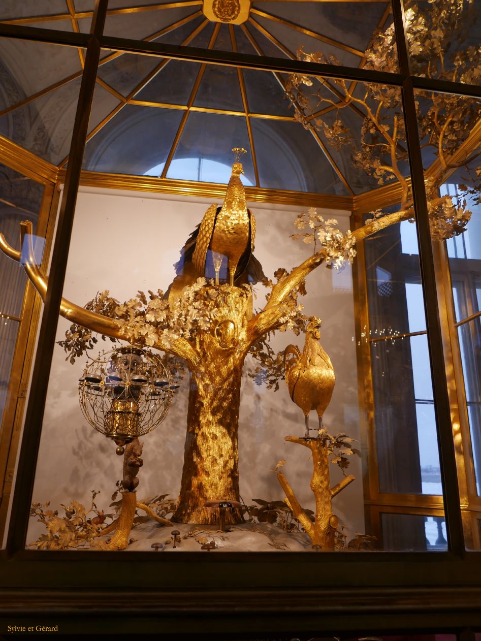 88 Saint Pétersbourg Ermitage salle du pavillon abrite l'horloge du Paon cadeau de Potemkine à Catherine II. Toutes les heures le paon déployait ses ailes