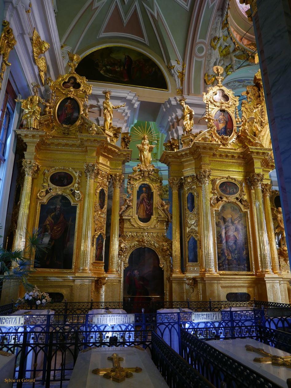 09 Saint Pétersbourg Ile Pétrogradsky Forteresse Pierre et Paul hormis Pierre II et Ivan VI tous les gouvernants d'avant la Révolution réposent là 