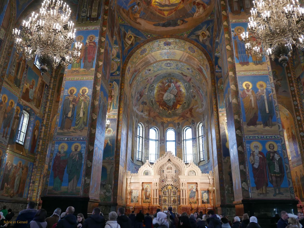 99 Saint Pétersbourg Eglise St Sauveur du Sang Versé. Les murs et plafonds sont intégralement recouverts de mosaïques  