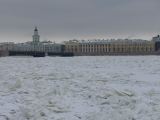 16 Saint Pétersbourg la Néva gelée le pont Dvortsovy 
